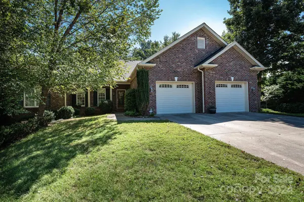 6160 Hayden DR NE, Hickory, NC 28601