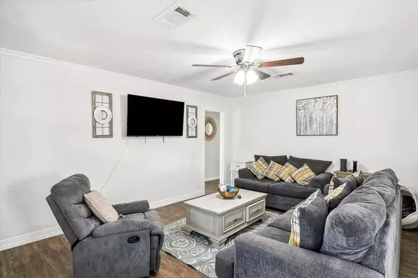 3165 Charles AVE, Groves, TX 77619