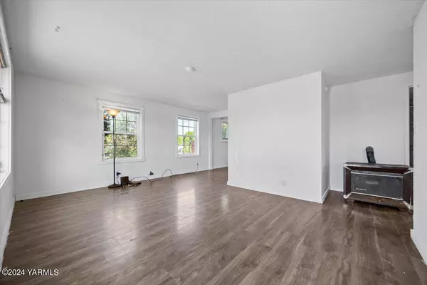 1304 Heffron St, Sunnyside, WA 98944