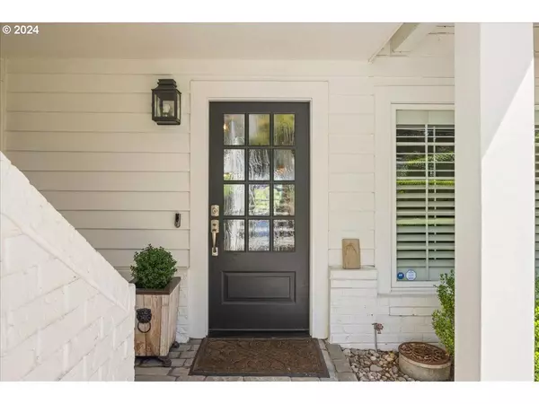 17443 Canal CIR, Lake Oswego, OR 97035