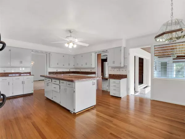 1232 LAKEVIEW DR, Eustis, FL 32726