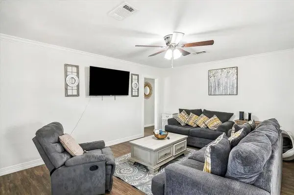 3165 Charles AVE, Groves, TX 77619