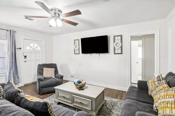 3165 Charles AVE, Groves, TX 77619