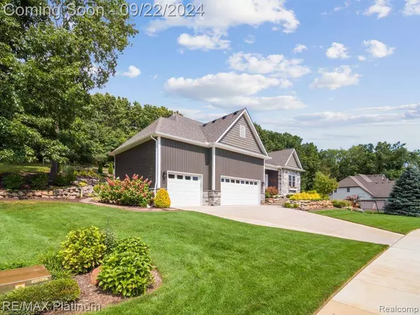9827 SHELTERING OAKS Drive, Brighton, MI 48114