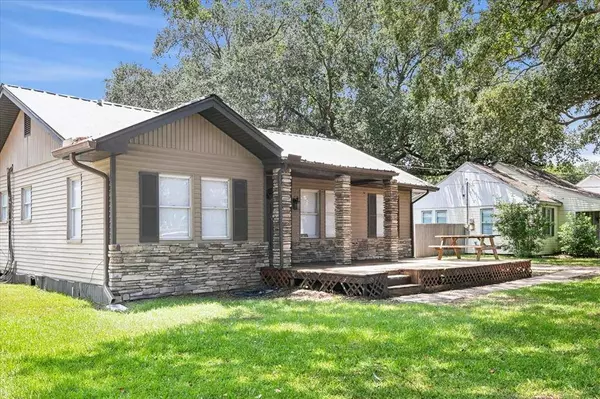 3165 Charles AVE, Groves, TX 77619