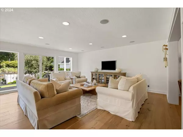 17443 Canal CIR, Lake Oswego, OR 97035