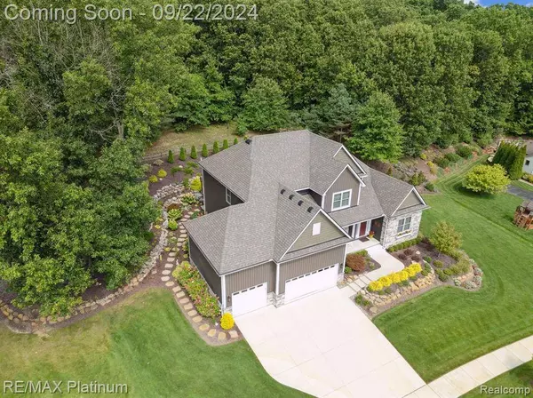 9827 SHELTERING OAKS Drive, Brighton, MI 48114