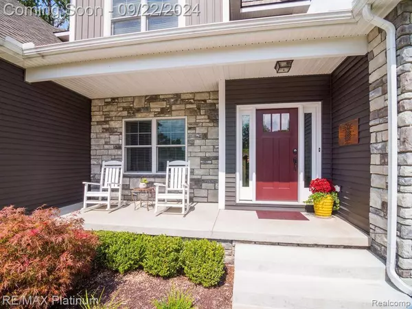 9827 SHELTERING OAKS Drive, Brighton, MI 48114