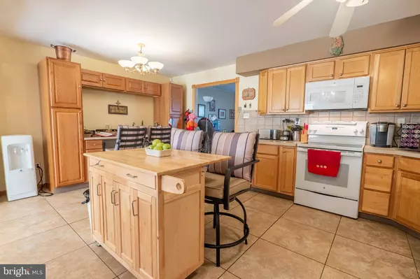 1025 MICAWBER DR, Williamstown, NJ 08094