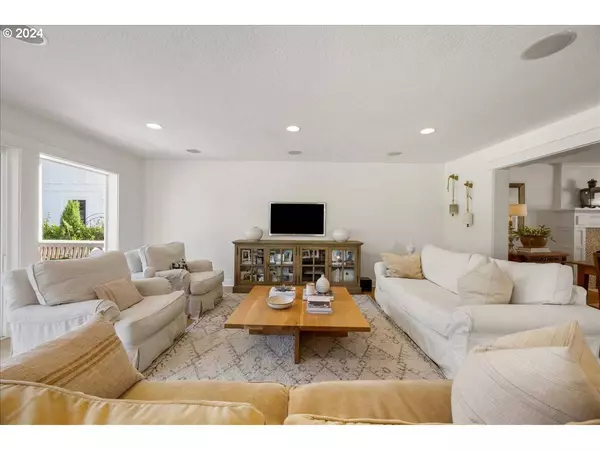 17443 Canal CIR, Lake Oswego, OR 97035