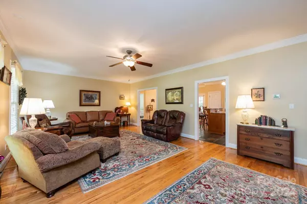 6160 Hayden DR NE, Hickory, NC 28601