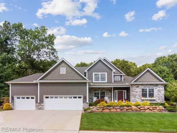 9827 SHELTERING OAKS Drive, Brighton, MI 48114