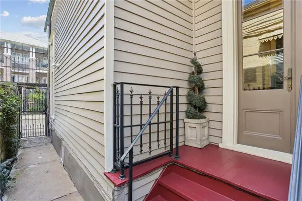 915 DAUPHINE ST, New Orleans, LA 70116