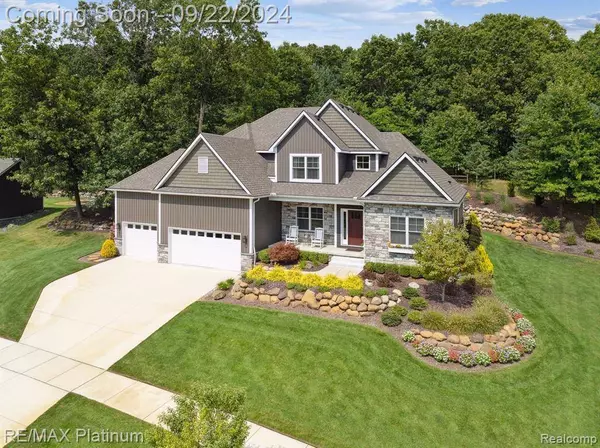 9827 SHELTERING OAKS Drive, Brighton, MI 48114