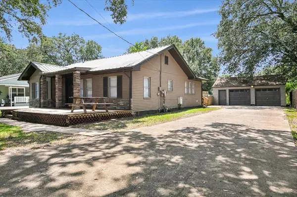 3165 Charles AVE, Groves, TX 77619