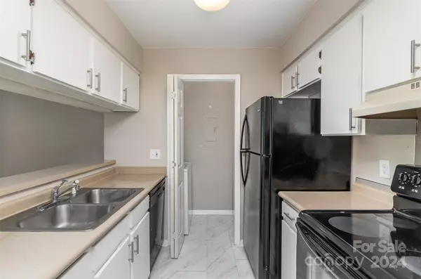 4401 Sharon Chase DR #E, Charlotte, NC 28215