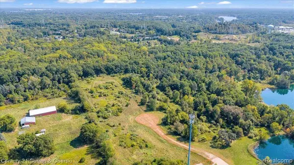 000 Donovan Dr, White Lake Twp, MI 48383