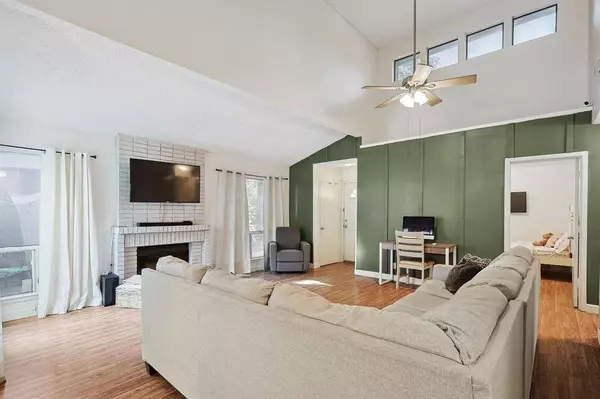 553 Hunters Glen Street, Lewisville, TX 75067