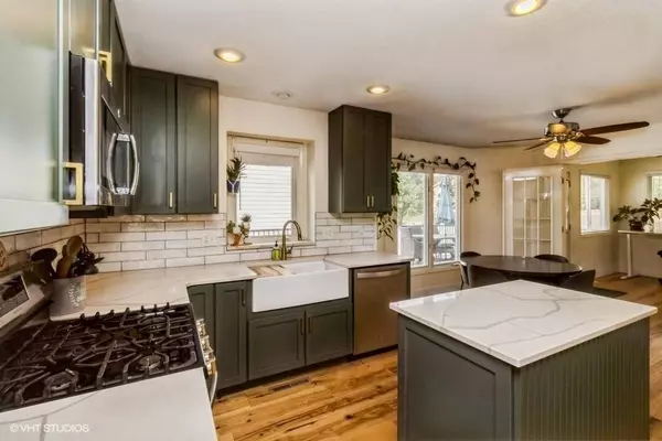 2430 E Leach Avenue, Des Moines, IA 50320