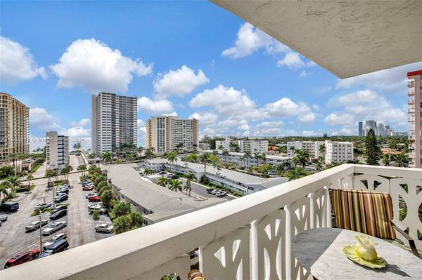 3113 S Ocean Dr #906, Hallandale Beach, FL 33009