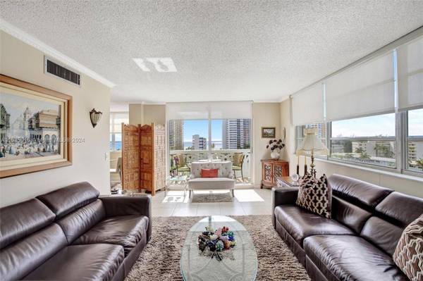3113 S Ocean Dr #906, Hallandale Beach, FL 33009