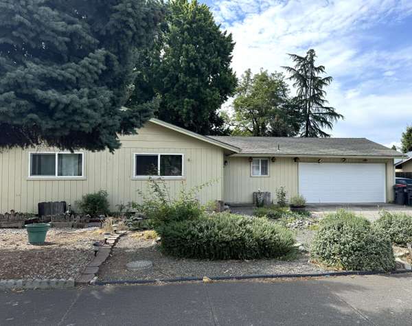 2622 Delta Waters RD, Medford, OR 97504