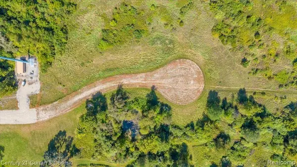 000 Donovan Dr, White Lake Twp, MI 48383