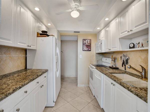 3113 S Ocean Dr #710, Hallandale Beach, FL 33009