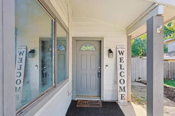 553 Hunters Glen Street, Lewisville, TX 75067