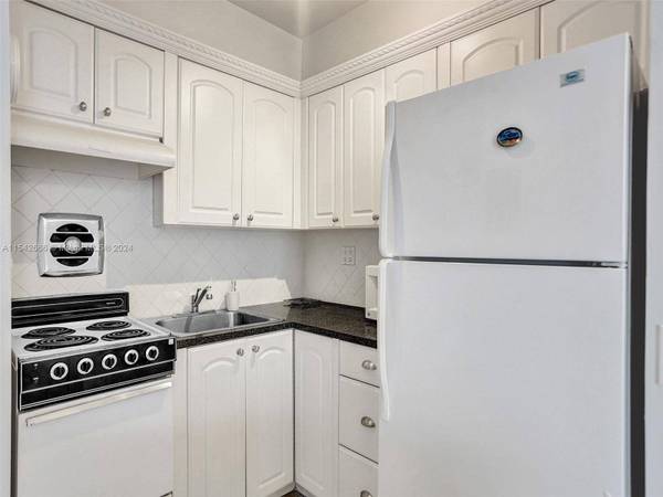 3177 S Ocean Dr #108, Hallandale Beach, FL 33009