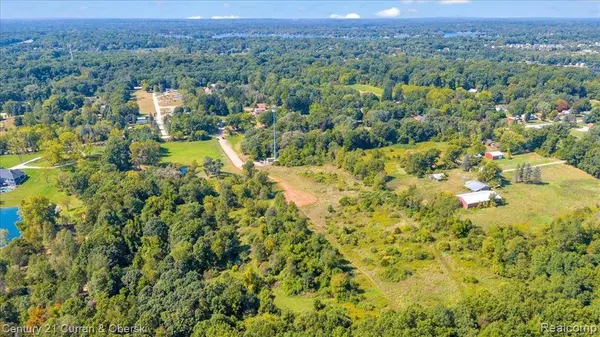 000 Donovan Dr, White Lake Twp, MI 48383