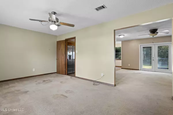 12321 Kipling Place, Ocean Springs, MS 39564