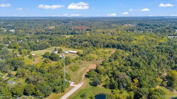 000 Donovan Dr, White Lake Twp, MI 48383