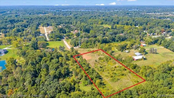 000 Donovan Dr, White Lake Twp, MI 48383