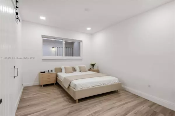 920 NE 181st St, Miami, FL 33162