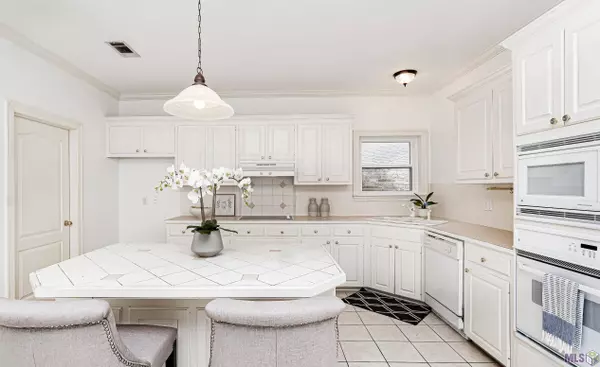 1120 E STANWICK PL, Baton Rouge, LA 70810