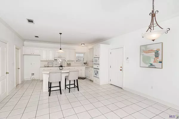 1120 E STANWICK PL, Baton Rouge, LA 70810