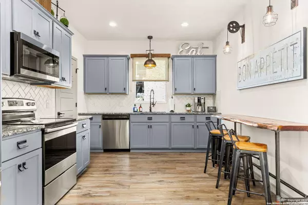 520 DEERWOOD DR, Canyon Lake, TX 78133-4716