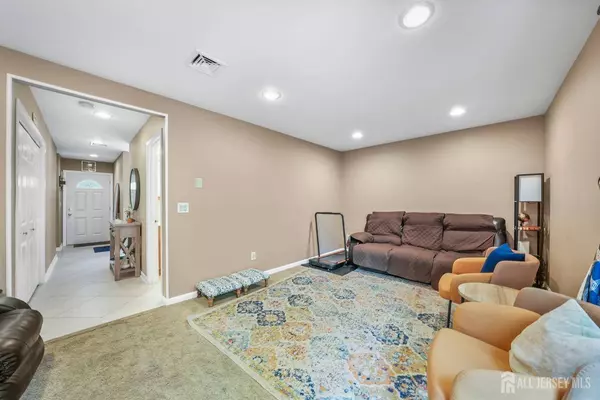 4 Ogden CT, East Brunswick, NJ 08816