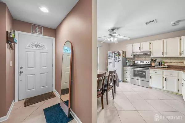 4 Ogden CT, East Brunswick, NJ 08816