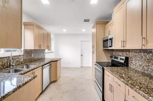 920 NE 181st St, Miami, FL 33162