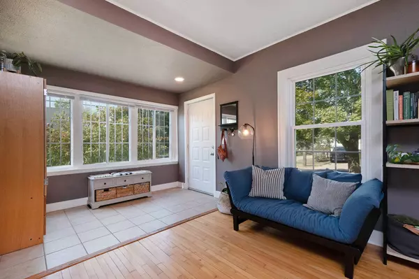 4 Dean NE Street, Grand Rapids, MI 49505