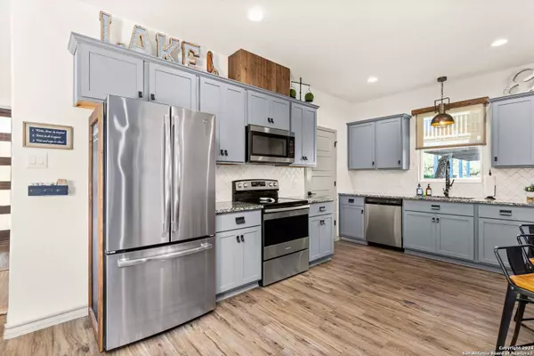 520 DEERWOOD DR, Canyon Lake, TX 78133-4716