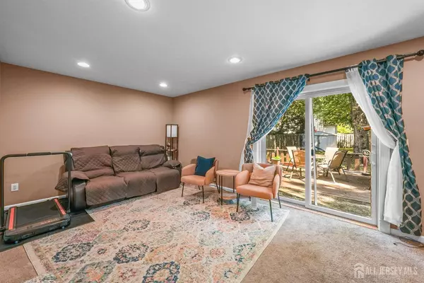 4 Ogden CT, East Brunswick, NJ 08816