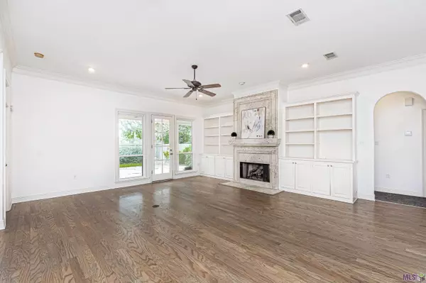 1120 E STANWICK PL, Baton Rouge, LA 70810