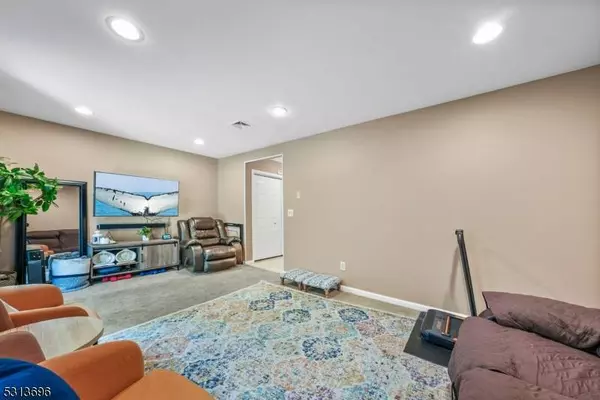 4 Ogden Ct, East Brunswick Twp., NJ 08816