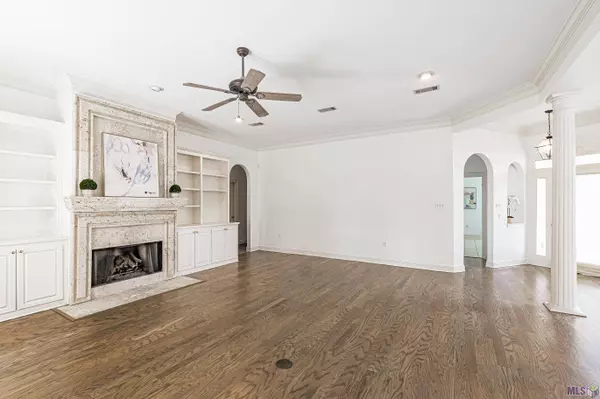 1120 E STANWICK PL, Baton Rouge, LA 70810