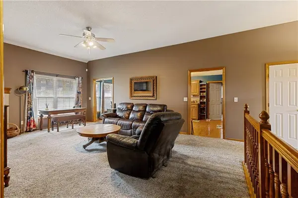411 SW CRESTVIEW DR, Grain Valley, MO 64029