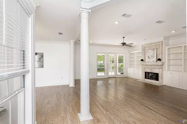 1120 E STANWICK PL, Baton Rouge, LA 70810