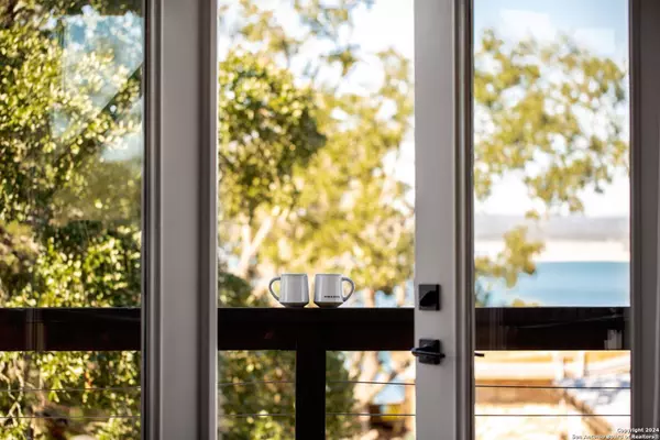 520 DEERWOOD DR, Canyon Lake, TX 78133-4716